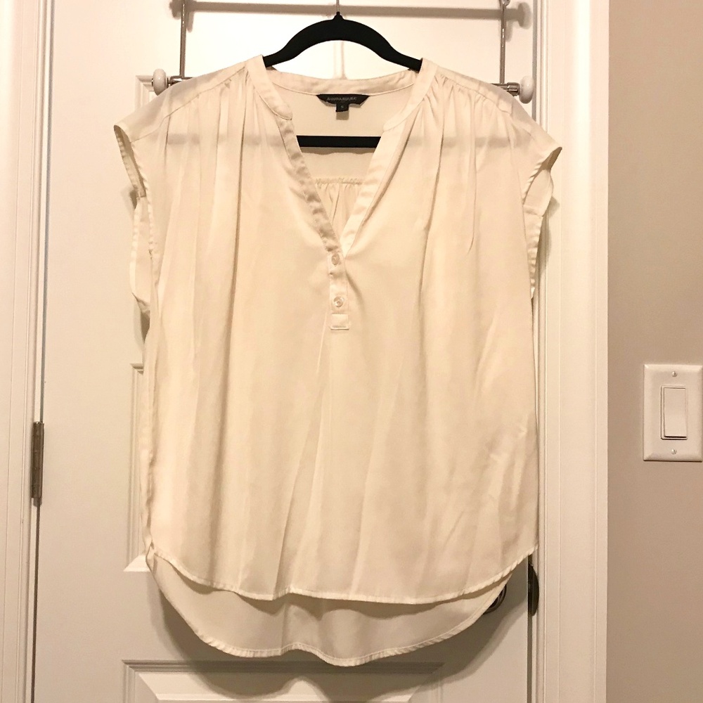 Banana Republic sleeveless cream v-neck blouse (S)